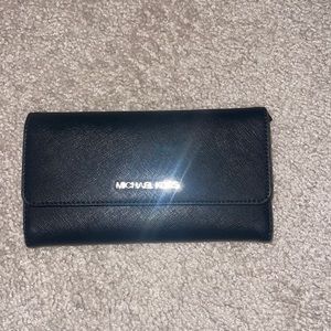 MICHAEL KORS JET SET TRAVEL LARGE TRIFOLD WALLET BLACK COLOR